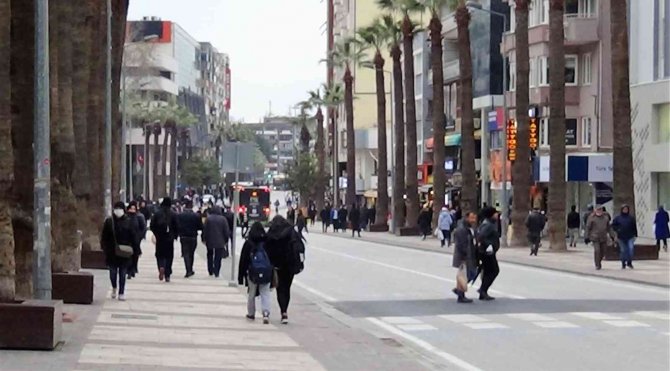 Maske Zorunluğunun Kalkması Denizlilileri İkiye Böldü