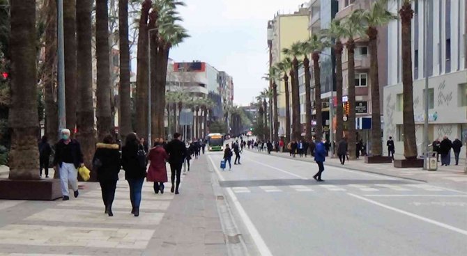 Maske Zorunluğunun Kalkması Denizlilileri İkiye Böldü