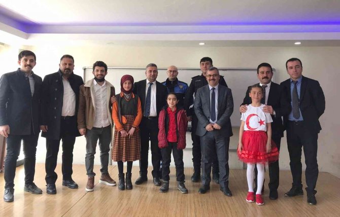 Hakkari’de "İ̇stiklâl Marşı’nı Güzel Okuma Yarışması" Yapıldı