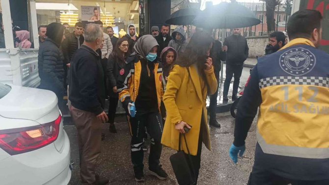 Otomobil İle Hafif Ticari Aracın Çarpıştığı Kazada 2 Kişi Yaralandı