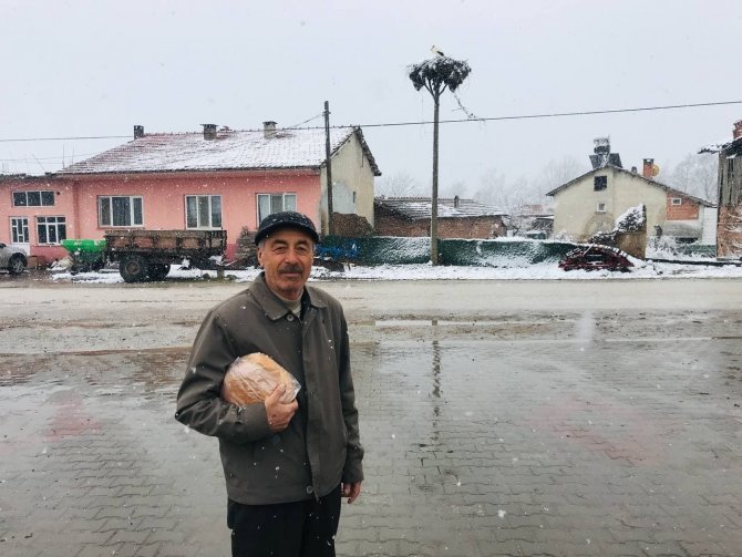 Çanakkale’ye İlk Gelen Leyleğin Başına Lapa Lapa Kar Yağdı