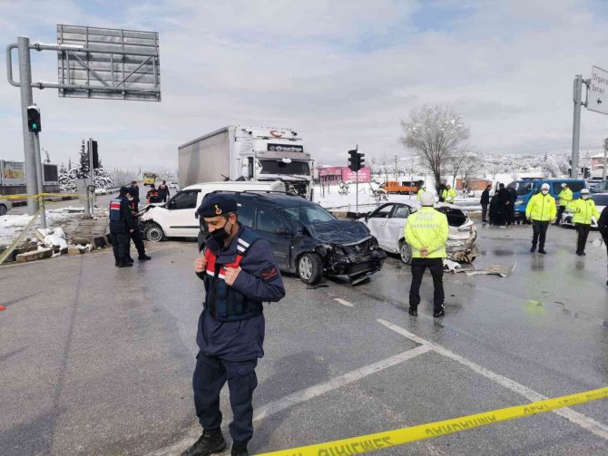 Isparta’da Kontrolden Çıkan Tır 7 Aracı Biçti: 1 Ölü, 11 Yaralı