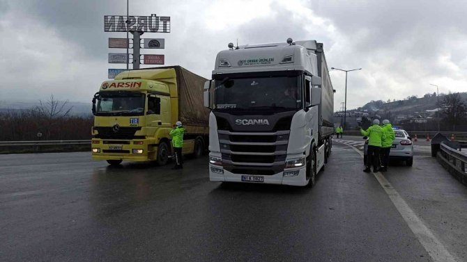 Tem Otoyolu Düzce Kesiminde Tırların Geçişine İzin Verilmiyor