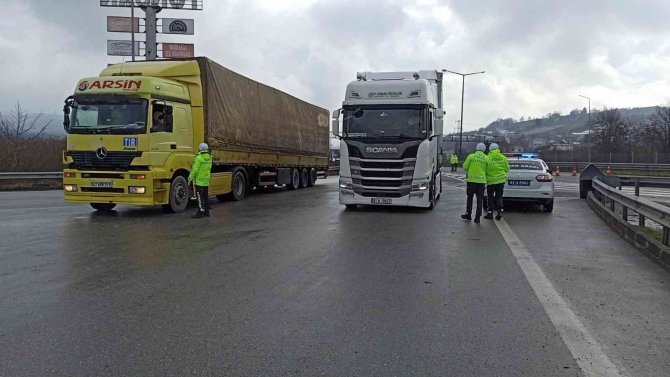 Tem Otoyolu Düzce Kesiminde Tırların Geçişine İzin Verilmiyor