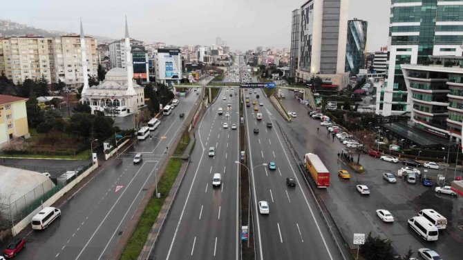 İ̇stanbul’da Önlemler Etkili Oldu, Yollar Boş Kaldı