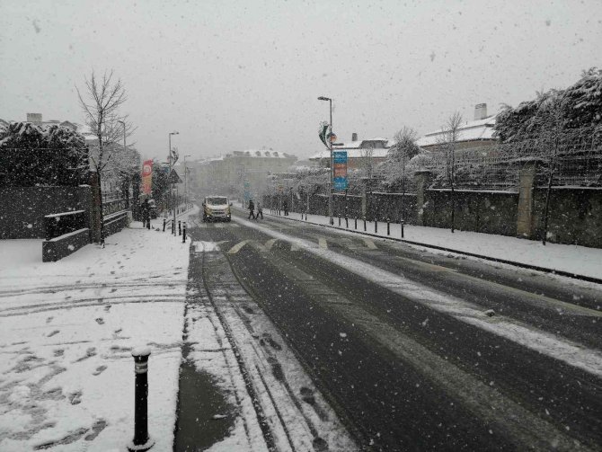 İ̇stanbul’da Anadolu Yakasında Kar Yağışı Etkisini Sürdürüyor