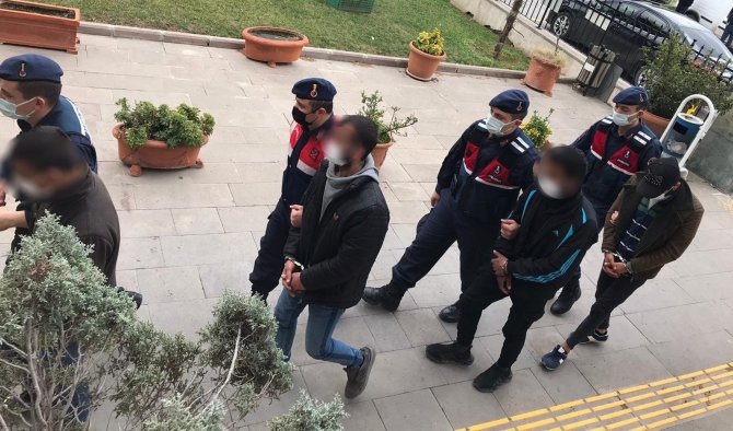 İ̇zmir’de Hırsızlık Olaylarına Karışan 3 Şüpheli Yakalandı