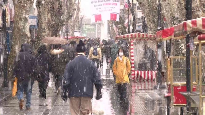Pendik’te Lapa Lapa Kar Yağdı, Vatandaşlar Zor Anlar Yaşadı