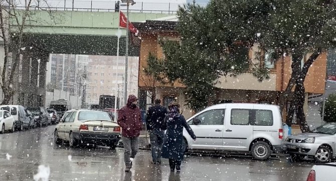 Pendik’te Lapa Lapa Kar Yağdı, Vatandaşlar Zor Anlar Yaşadı