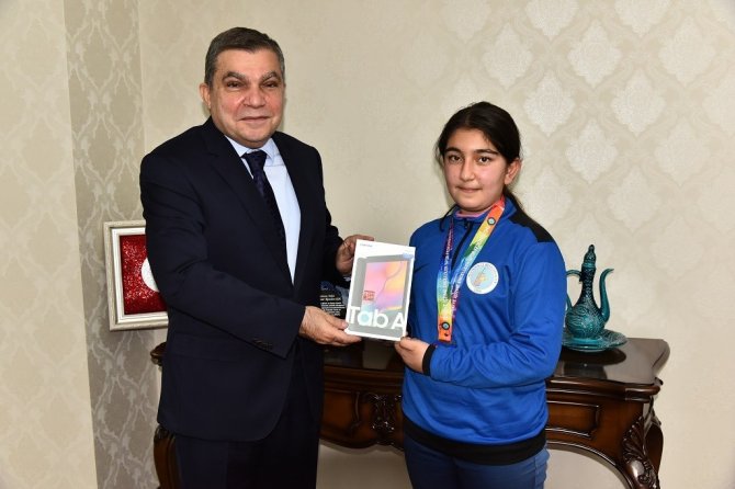 Vali Işık: “Her Zaman Sporcularımızın Yanındayız”