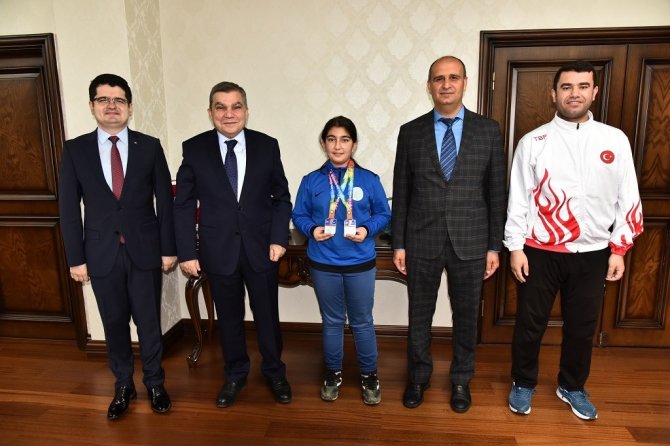 Vali Işık: “Her Zaman Sporcularımızın Yanındayız”