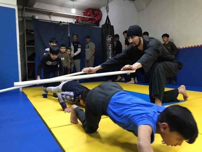 Gündüz İnşatta, Akşam Spor Salonunda Ter Döküyor