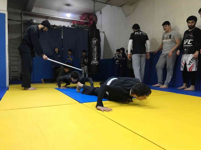Gündüz İnşatta, Akşam Spor Salonunda Ter Döküyor