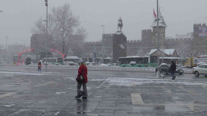 Mart Karı Kayseri’yi Beyaza Bürüdü