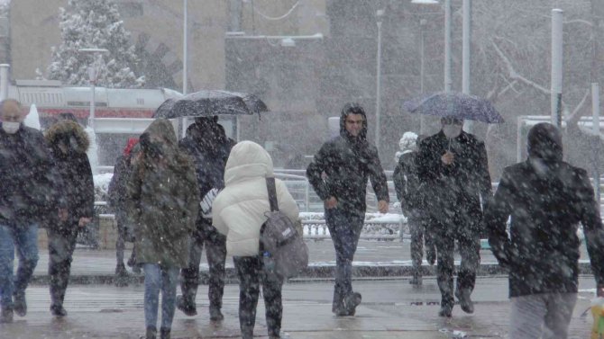 Mart Karı Kayseri’yi Beyaza Bürüdü