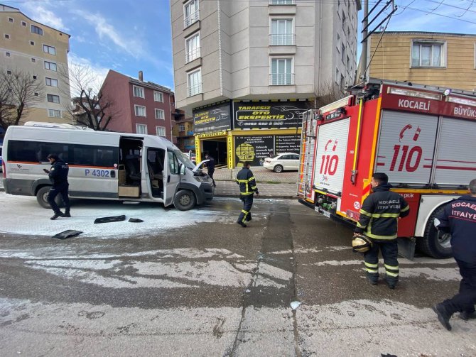 Park Halindeki Servis Aracının Motor Kısmında Yangın Çıktı