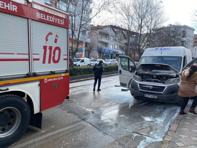 Park Halindeki Servis Aracının Motor Kısmında Yangın Çıktı