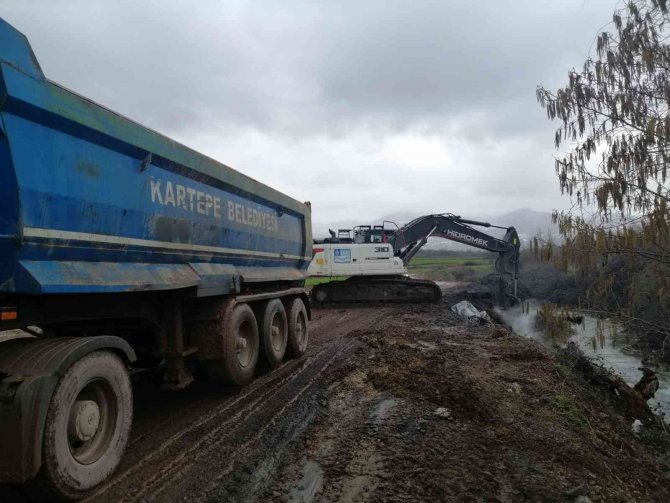 Kocaeli’de Dereye Dökülen 40 Ton Atık Kaldırıldı