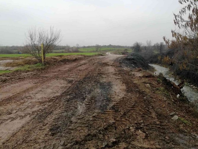 Kocaeli’de Dereye Dökülen 40 Ton Atık Kaldırıldı