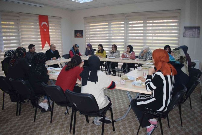 Üniversiteli Kız Öğrencilere Malatya Yemeklerinin Yapımı Öğretiliyor