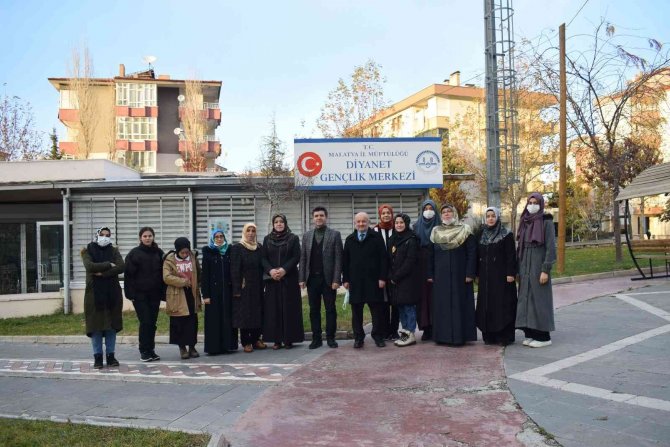 Üniversiteli Kız Öğrencilere Malatya Yemeklerinin Yapımı Öğretiliyor
