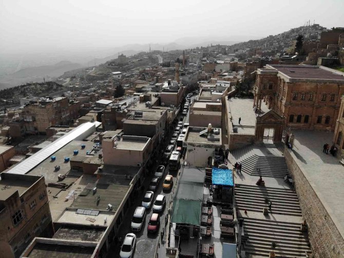 Tarihi Latifiye Camii’nin Silüetini Bozan Betonarme Yapı Yıkıldı