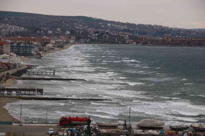 Tekirdağ’da Şiddetli Fırtına: Çekim Yapan Gazeteciler Güçlükle Ayakta Durabildi
