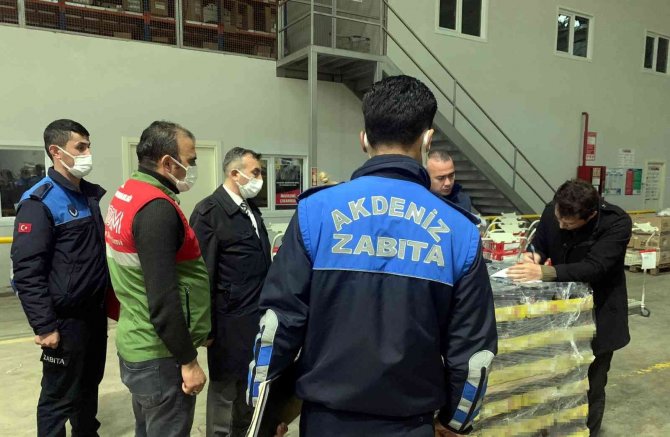 Mersin’de Marketlerin Deposunda Binlerce Litre Yağ Ele Geçirildi