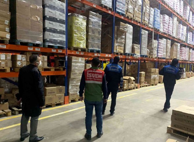 Mersin’de Marketlerin Deposunda Binlerce Litre Yağ Ele Geçirildi