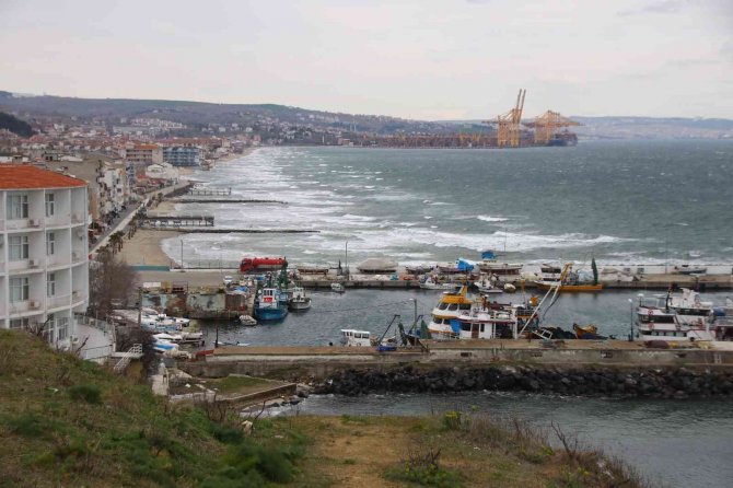 Tekirdağ’da Şiddetli Fırtına: Çekim Yapan Gazeteciler Güçlükle Ayakta Durabildi