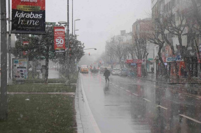 Sakarya’da Kar Yağışı Etkili Oluyor