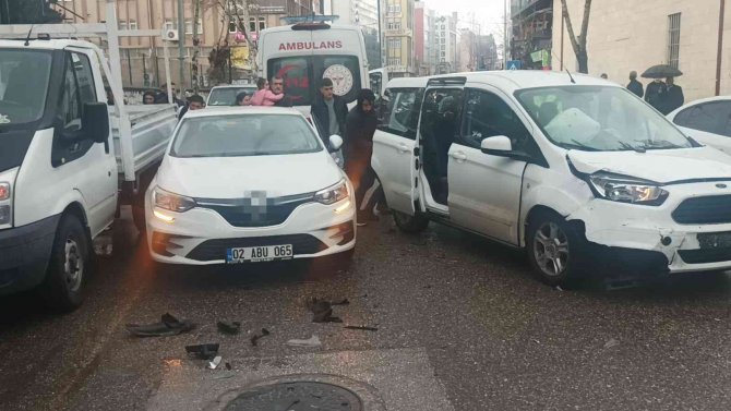 Otomobil İle Hafif Ticari Aracın Çarpıştığı Kazada 2 Kişi Yaralandı