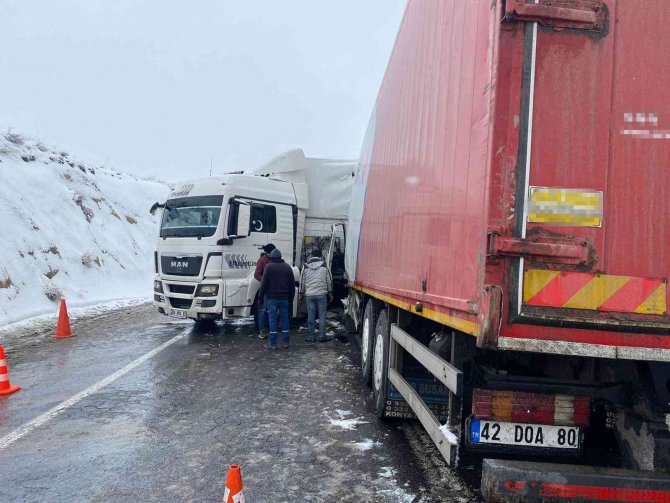 Nevşehir’de Kamyon Tırla Çarpıştı: 1 Ölü
