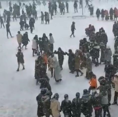 Yüzlerce Öğrenci Kar Tatili Haberini Halay Çekerek Kutladı