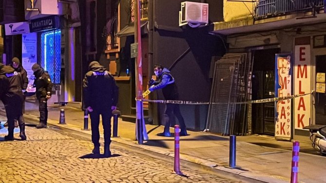 Ortaköy’de Silahlı Kavga: Kavgayı Ayırmaya Çalışan Motokurye Bacağından Vuruldu