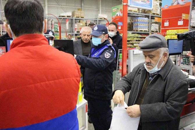 Başkan Sarı’dan Marketlerde ’Ayçiçeği Yağı Stokçuluğu’ Ve ’Fahiş Fiyat’ Denetimi