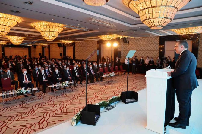 Sağlık Bakanı Koca: "Mesleğini Onuruyla Yapan Binlerce Hekimimizi İşini Kaygıyla Yapmaktan Kurtarmalıyız”