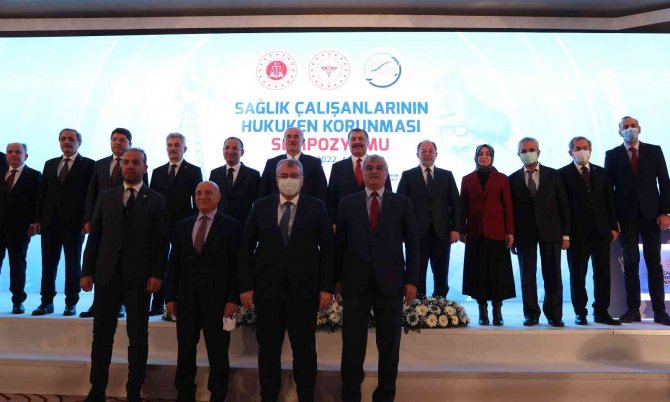 Sağlık Bakanı Koca: "Mesleğini Onuruyla Yapan Binlerce Hekimimizi İşini Kaygıyla Yapmaktan Kurtarmalıyız”