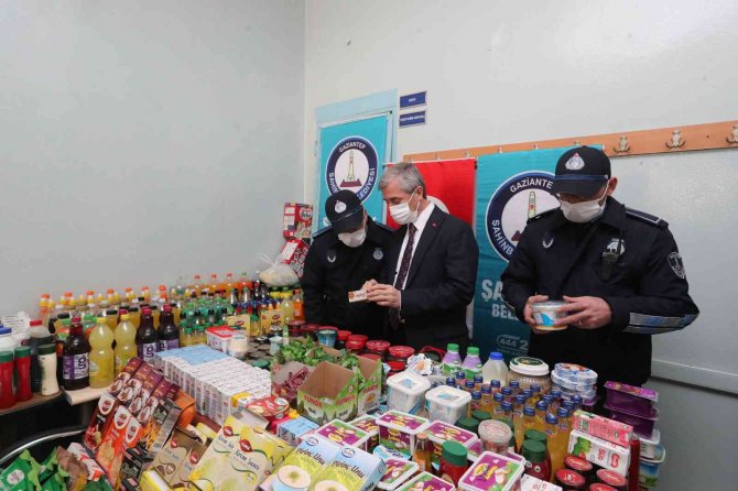 Zabıtalar Kdv Denetimi Yaparken Tarihi Geçmiş Binlerce Ürün Ele Geçirdi