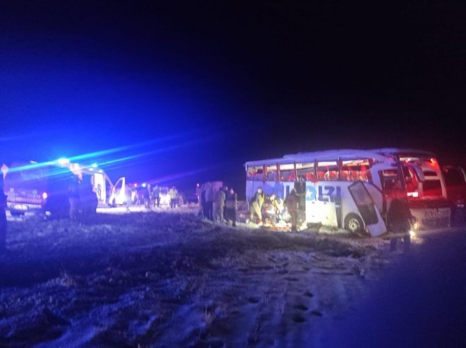 Sivas-malatya Sınırında Otobüs Kazası: 20 Yaralı