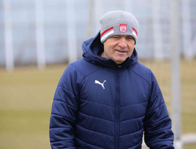 Çalımbay’dan Futbolculara Mesaj: “Herkes Sorumluluk Almak Zorunda”
