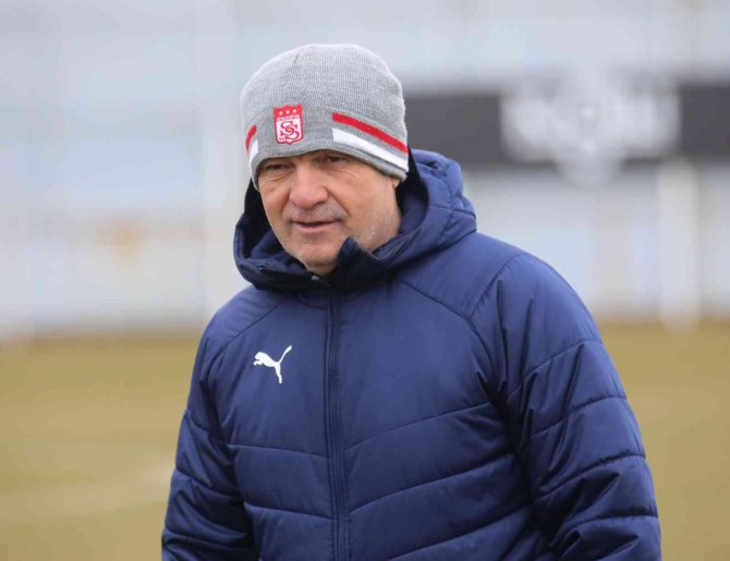 Çalımbay’dan Futbolculara Mesaj: “Herkes Sorumluluk Almak Zorunda”