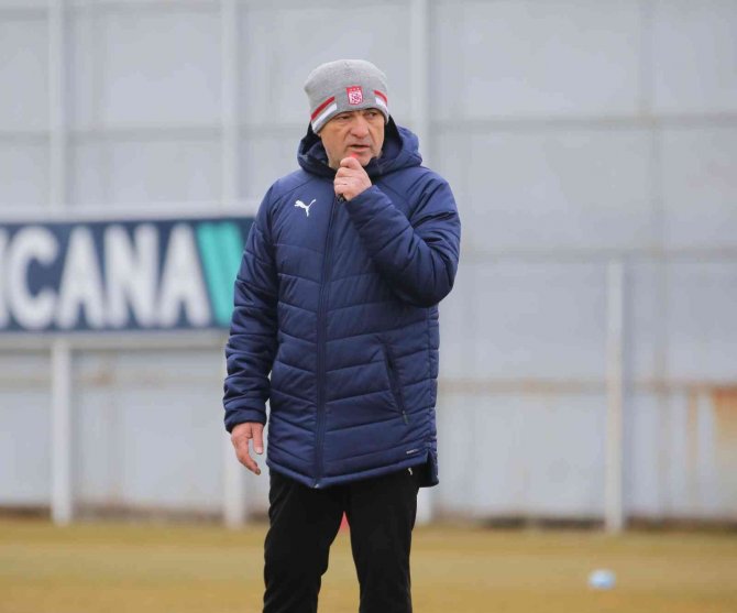 Çalımbay’dan Futbolculara Mesaj: “Herkes Sorumluluk Almak Zorunda”