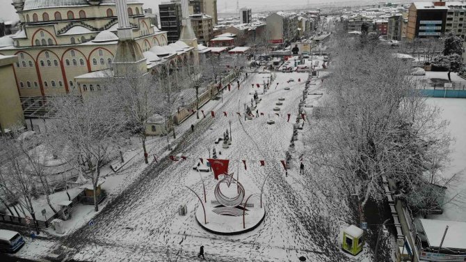 Sultangazi’de Kar Yağışı Etkili Oluyor