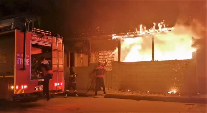 Tokat’ta Alevlere Teslim Olan Evden Yaşlı Adam Kurtarıldı