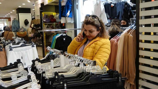 Van’a Gelen İ̇ranlılar Esnafın Yüzünü Güldürdü