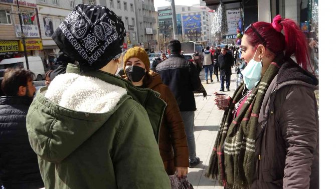 Van’a Gelen İ̇ranlılar Esnafın Yüzünü Güldürdü