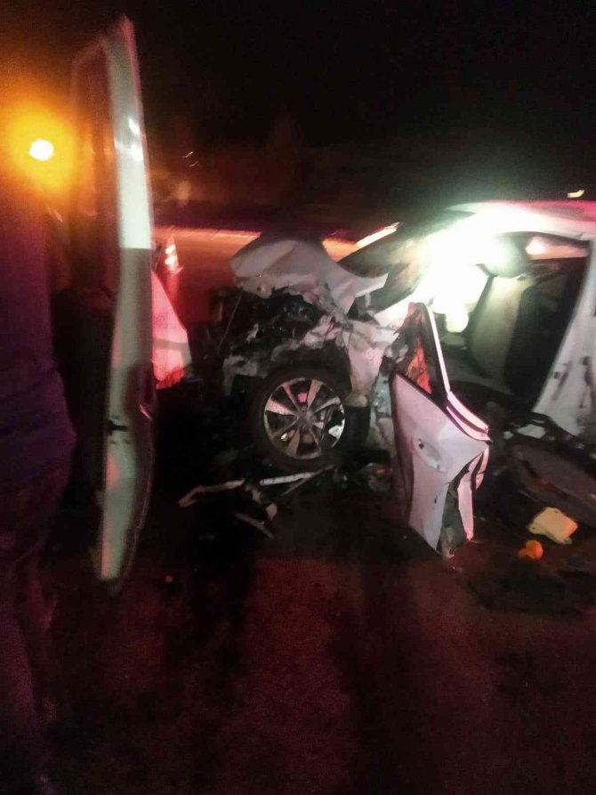 Van’da Otomobil İle Minibüs Kafa Kafaya Çarpıştı: 1’i Ağır 5 Yaralı