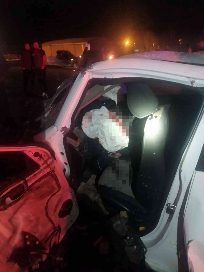 Van’da Otomobil İle Minibüs Kafa Kafaya Çarpıştı: 1’i Ağır 5 Yaralı