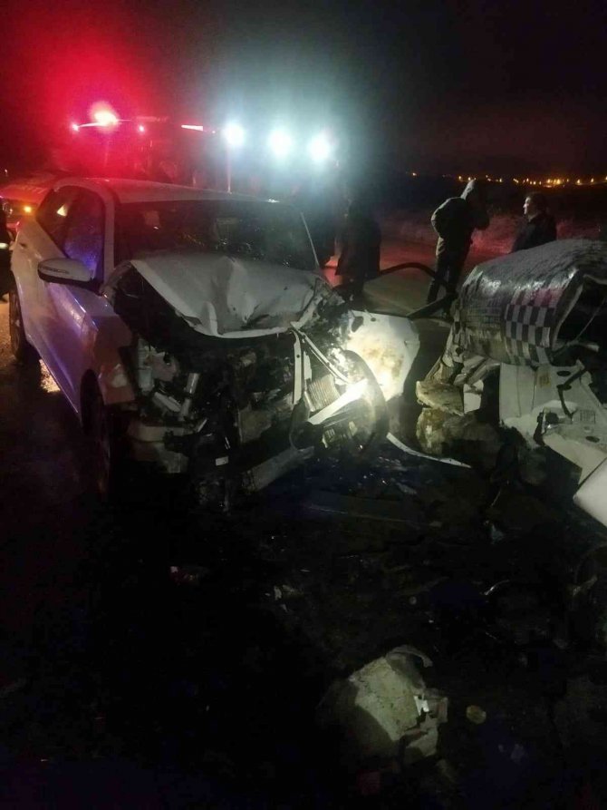 Van’da Otomobil İle Minibüs Kafa Kafaya Çarpıştı: 1’i Ağır 5 Yaralı